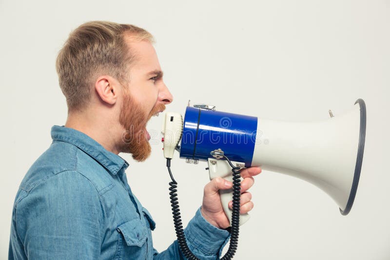 Homem Ocasional Que Grita No Megafone Foto De Stock Imagem De Cara