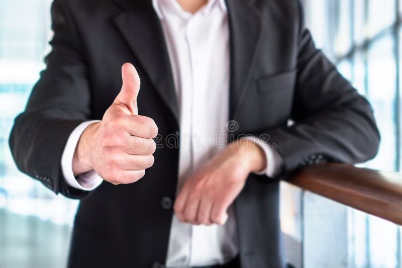 Homem ou advogado de negócio que dão os polegares acima fotografia de stock royalty free Homem ou advogado de negócio que dão os polegares acima fotografia de stock royalty free