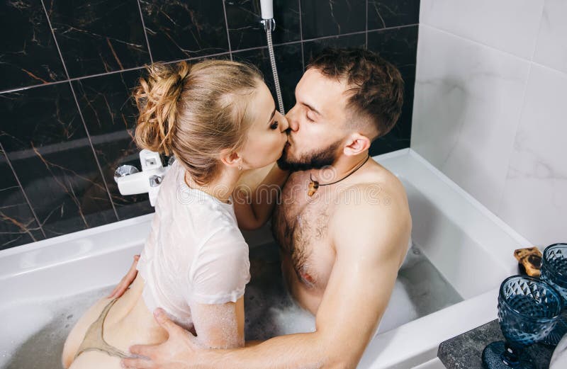 Homem Pelado E Mulher Atraente Se Abraçando No Banheiro. Imagem de Stock -  Imagem de apaixonado, amigos: 210193809
