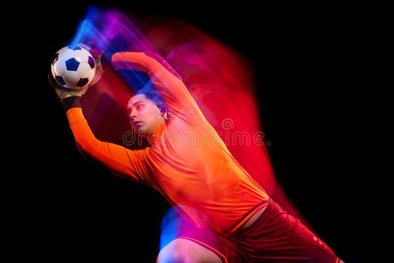 Vista De Alto ângulo De Um Goleiro De Futebol Saltando E Pegando