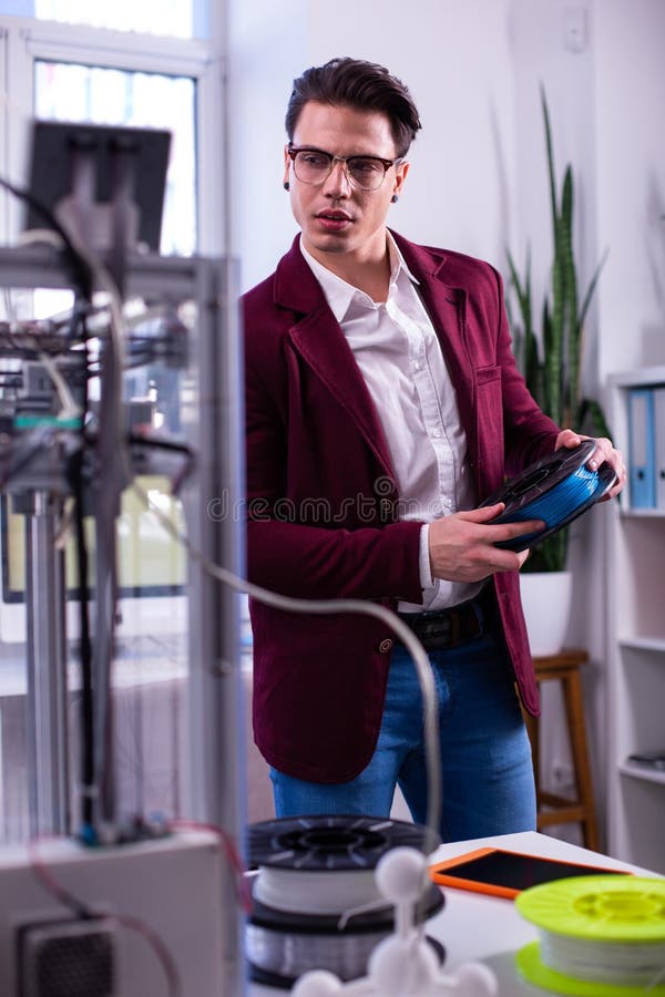 Homem presumido profissional focalizado na calças de ganga que leva cordas azuis imagem de stock royalty free Homem presumido profissional focalizado na calças de ganga que leva cordas azuis imagem de stock royalty free