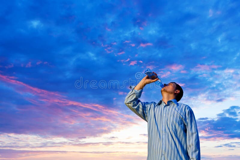 Homem que bebe a água pura