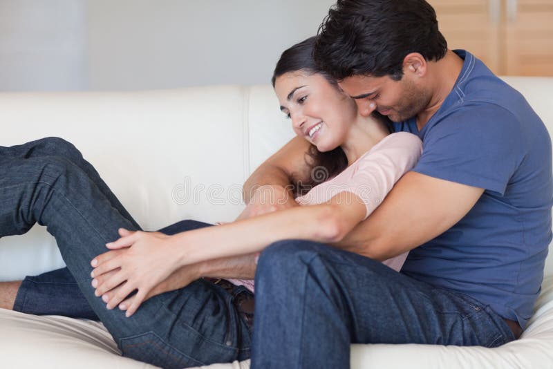 Homem que beija sua amiga na garganta imagens de stock Homem que beija sua amiga na garganta imagens de stock