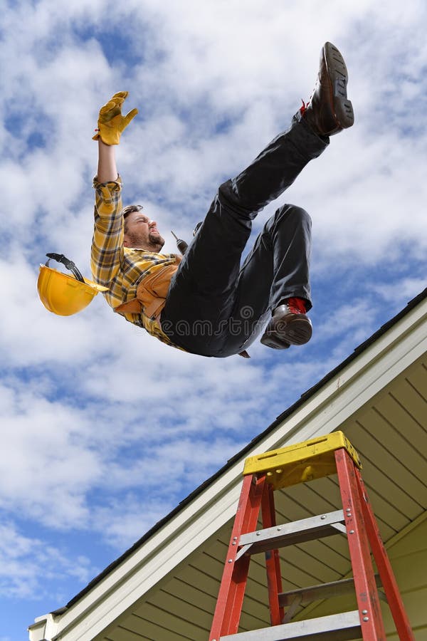 Homem que cai fora telhado imagens de stock royalty free Homem que cai fora telhado imagens de stock royalty free