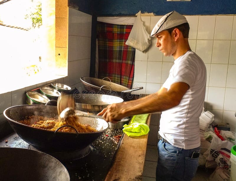 homem que cozinha o arroz chinês foto de stock royalty free homem que cozinha o arroz chinês foto de stock royalty free