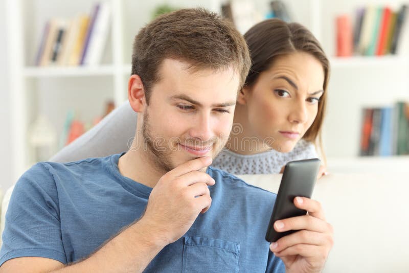Homem que data em espiar da linha e da amiga imagens de stock royalty free Homem que data em espiar da linha e da amiga imagens de stock royalty free