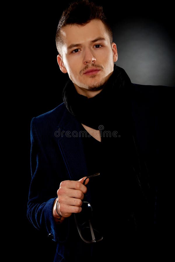 Homem que desgasta o terno azul elegante imagem de stock Homem que desgasta o terno azul elegante imagem de stock