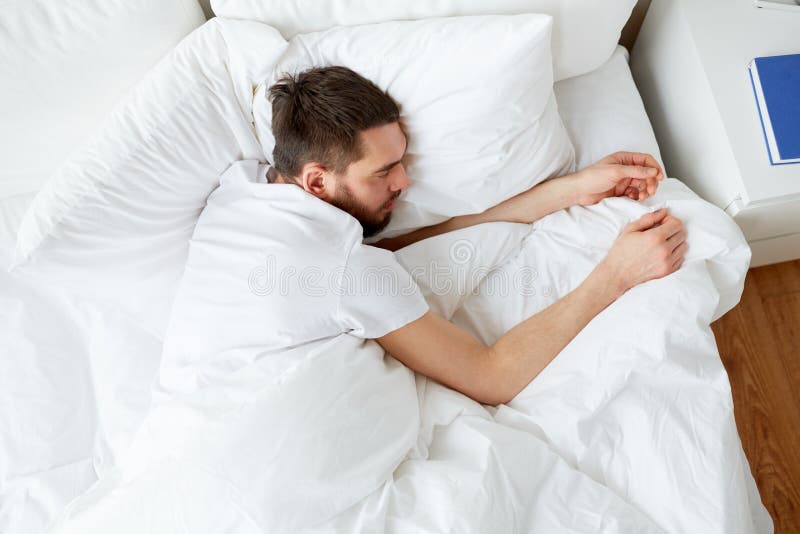 Homem Que Dorme No Quarto Da Cama Em Casa Imagem de Stock Imagem de