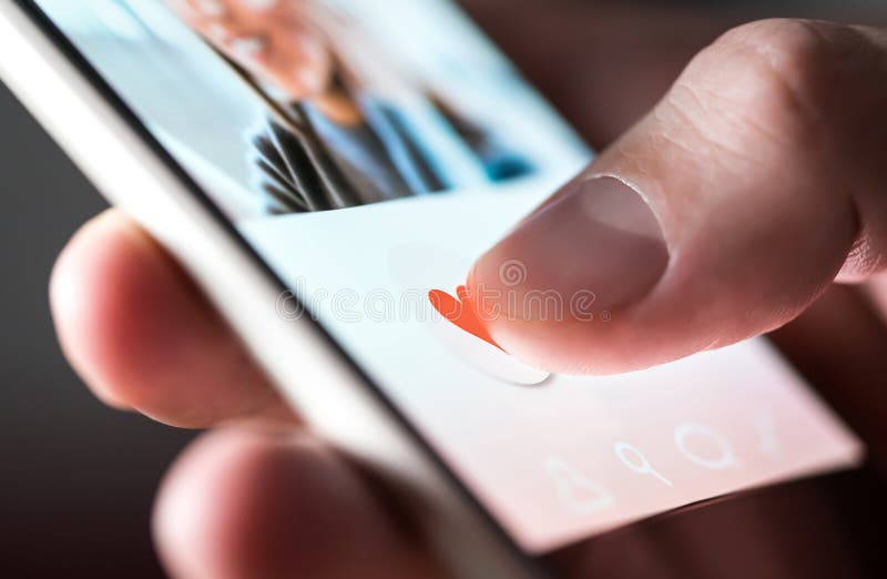 Homem que dá um gosto à foto em meios sociais ou que swiping no app datando em linha imagens de stock royalty free Homem que dá um gosto à foto em meios sociais ou que swiping no app datando em linha imagens de stock royalty free