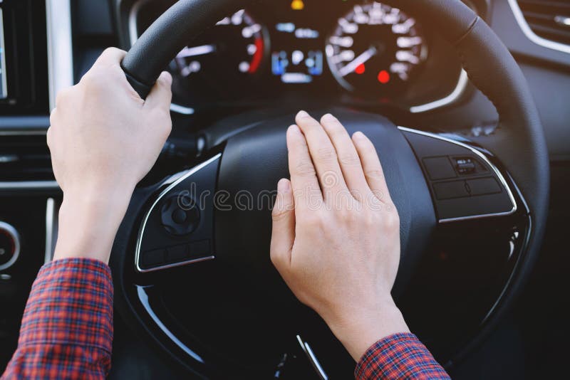 Homem que empurra o chifre ao conduzir o assento de um carro da imprensa do volante, imagens de stock royalty free Homem que empurra o chifre ao conduzir o assento de um carro da imprensa do volante, imagens de stock royalty free