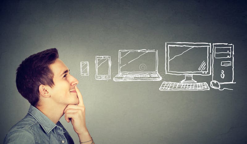 Homem que escolhe um dispositivo de uma comunicação fotos de stock Homem que escolhe um dispositivo de uma comunicação fotos de stock