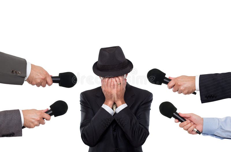 Homem que está sendo entrevistado sorounded por repórteres fotografia de stock royalty free Homem que está sendo entrevistado sorounded por repórteres fotografia de stock royalty free