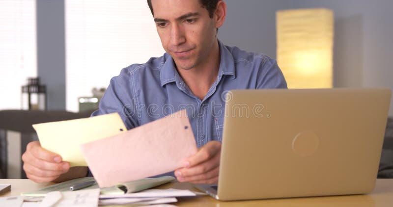 Homem que faz seus impostos na mesa imagens de stock Homem que faz seus impostos na mesa imagens de stock