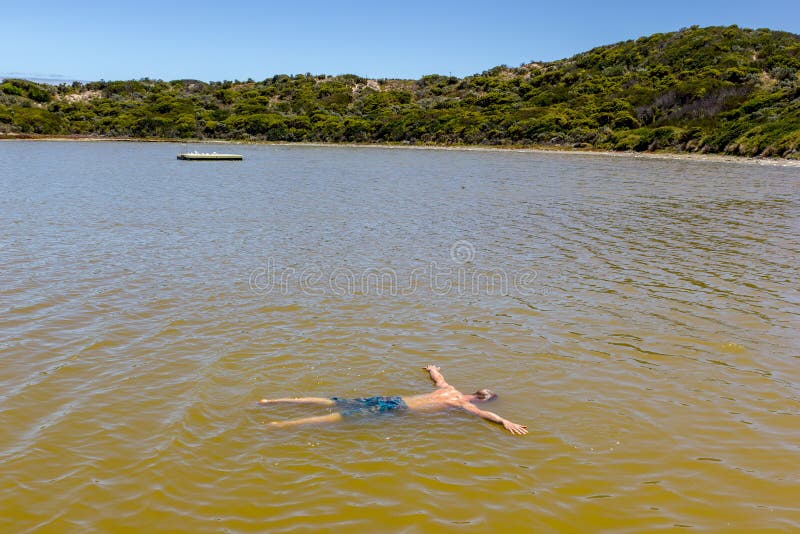 Homem que flutua como mortos em um mar de sal, Sul da Austrália foto de stock royalty free Homem que flutua como mortos em um mar de sal, Sul da Austrália foto de stock royalty free
