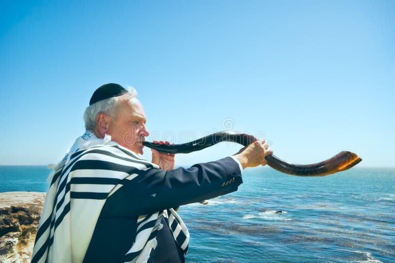 Homem que funde o Shofar iemenita foto de stock Homem que funde o Shofar iemenita foto de stock