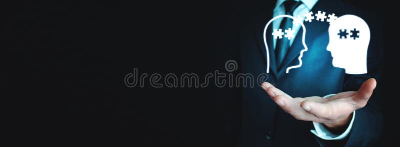 Homem que guarda as cabeças com partes do enigma Conceito da resolução de problemas imagem de stock Homem que guarda as cabeças com partes do enigma Conceito da resolução de problemas imagem de stock
