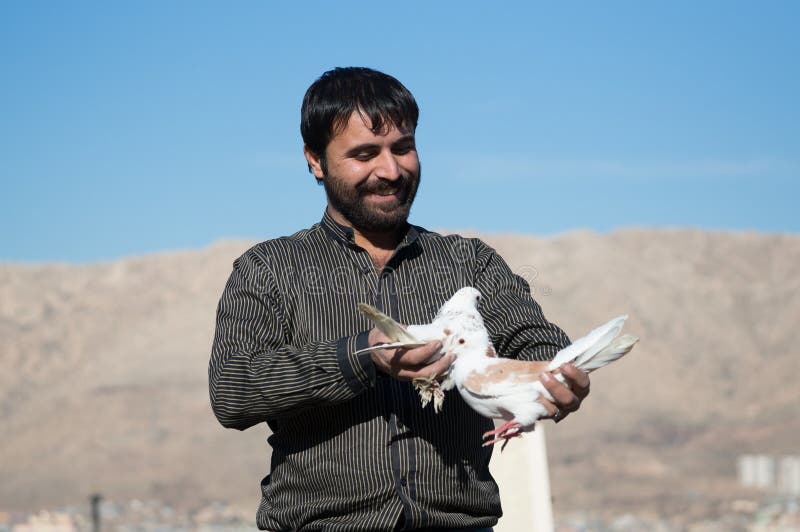 Homem Segurando Duas Pombas imagem de stock royalty free