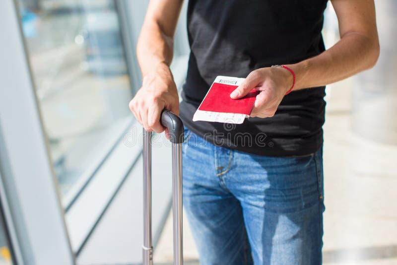 Homem a segurar passaportes e cartão de embarque no foto de stock royalty free