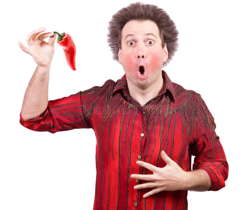 Homem que guarda uma paprika vermelha picante