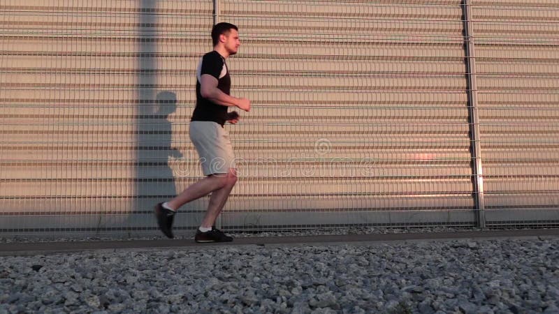 Homem que movimenta-se dentro na trilha de sujeira Movimento lento Tiro da zorra