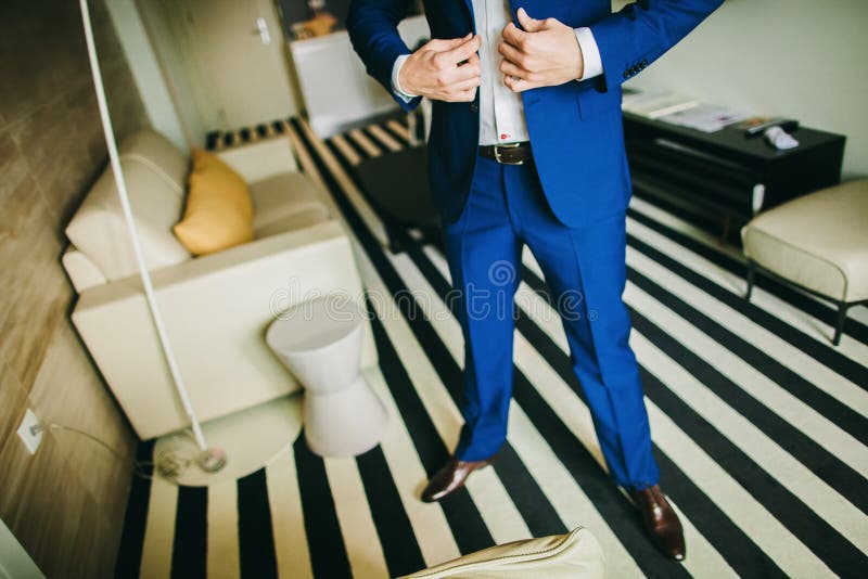 Homem que obtem vestido fotos de stock Homem que obtem vestido fotos de stock