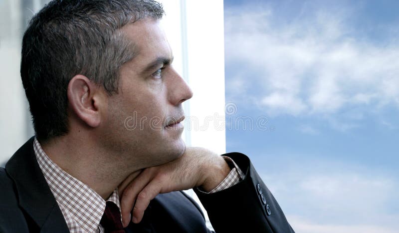Homem que olha para fora o indicador foto de stock royalty free Homem que olha para fora o indicador foto de stock royalty free