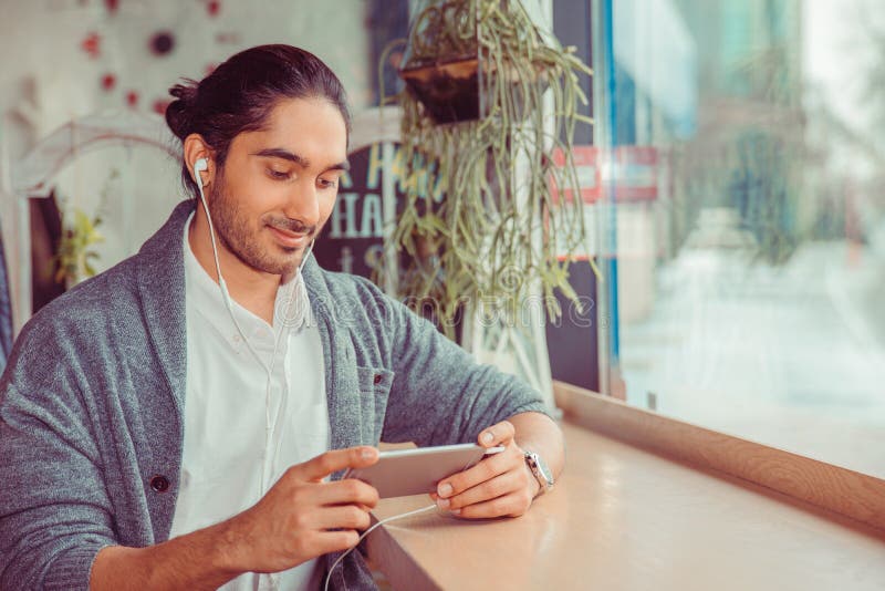 Homem que olha para telefonar, texting, enviando sms foto de stock Homem que olha para telefonar, texting, enviando sms foto de stock
