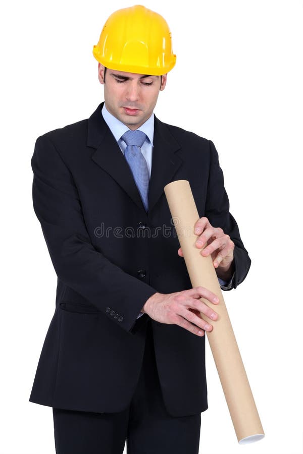 Homem que perscruta abaixo de um cartucho fotografia de stock royalty free Homem que perscruta abaixo de um cartucho fotografia de stock royalty free