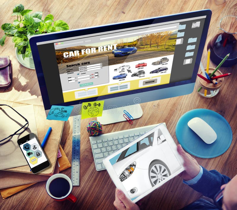 Homem que planeia alugar um carro no Internet imagem de stock royalty free Homem que planeia alugar um carro no Internet imagem de stock royalty free