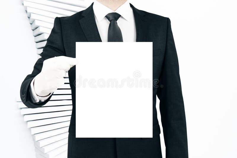 Homem que prende o poster em branco fotografia de stock royalty free Homem que prende o poster em branco fotografia de stock royalty free