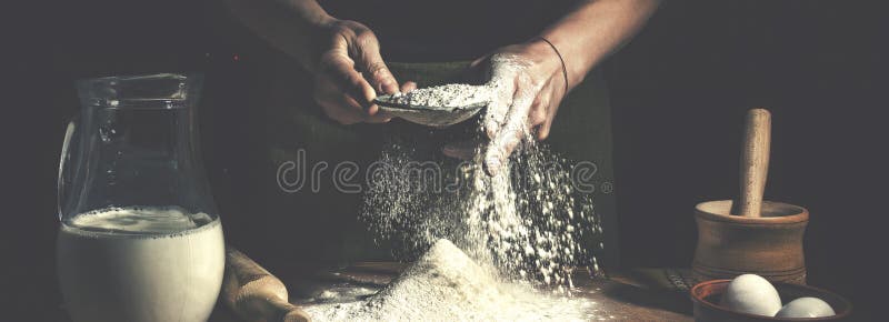 Homem que prepara a massa de pão na tabela de madeira em um fim da padaria acima Preparação do pão da Páscoa