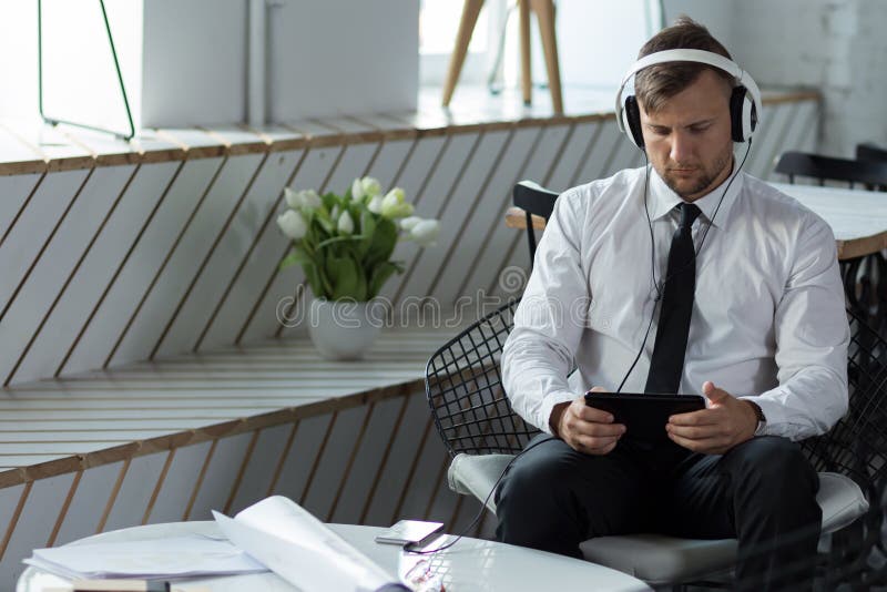 Homem que prepara-se para a reunião de negócios foto de stock royalty free Homem que prepara-se para a reunião de negócios foto de stock royalty free