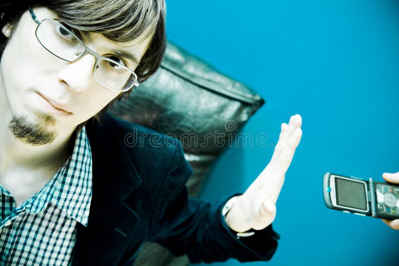 Homem que recusa o telefone de pilha imagem de stock royalty free Homem que recusa o telefone de pilha imagem de stock royalty free