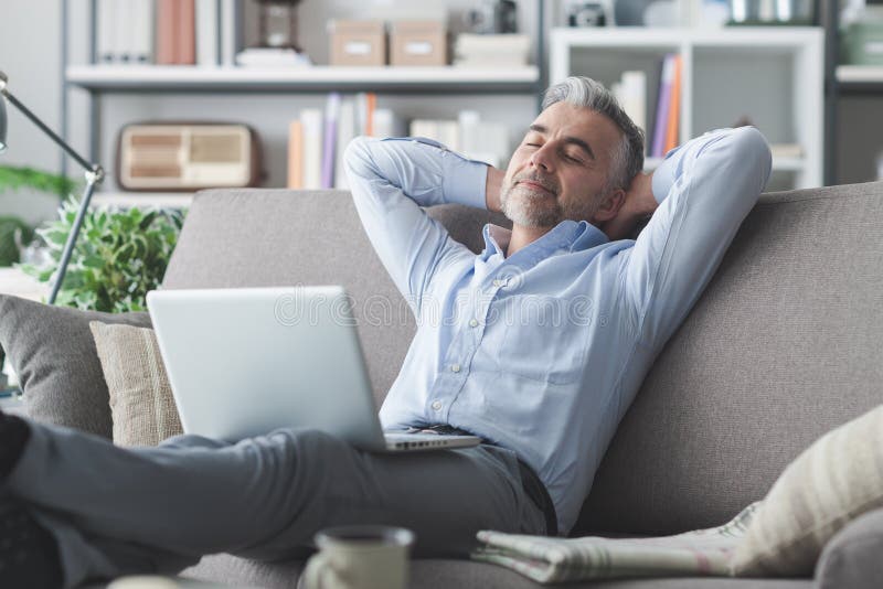 Homem que relaxa em casa foto de stock Homem que relaxa em casa foto de stock