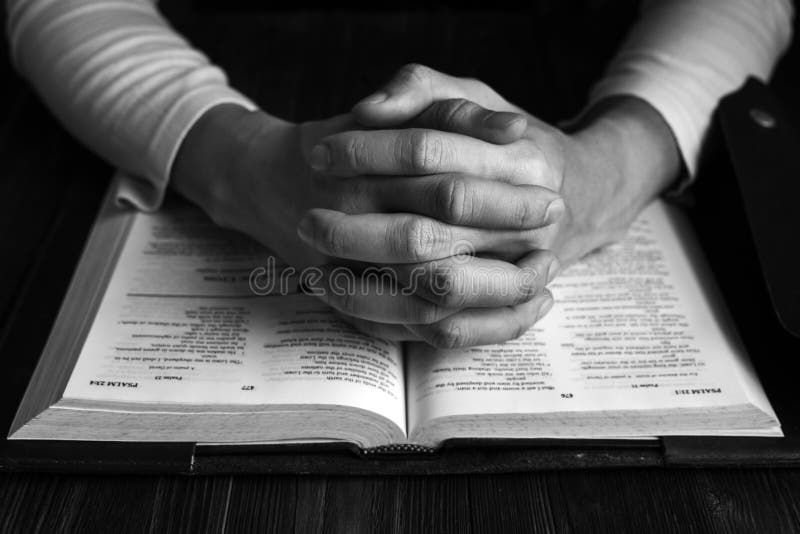 Homem que reza ao deus com sua Bíblia, oração com leitura da Bíblia foto de stock royalty free Homem que reza ao deus com sua Bíblia, oração com leitura da Bíblia foto de stock royalty free