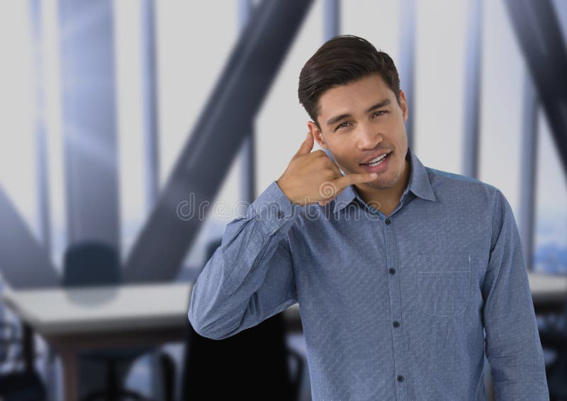 homem que sorri com anel mim sinal imagem de stock homem que sorri com anel mim sinal imagem de stock