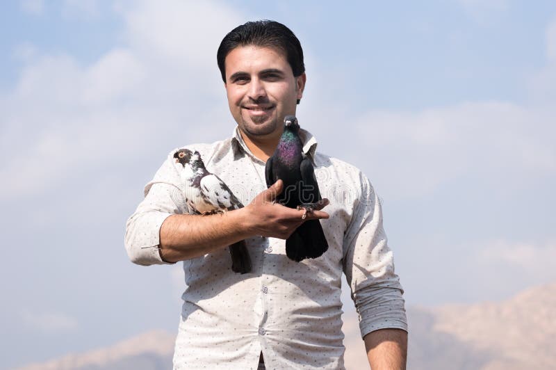 Homem que sorri com pombos fotografia de stock royalty free