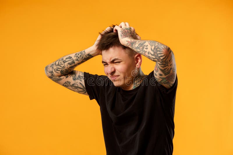 Homem que tem a dor de cabeça fotos de stock Homem que tem a dor de cabeça fotos de stock