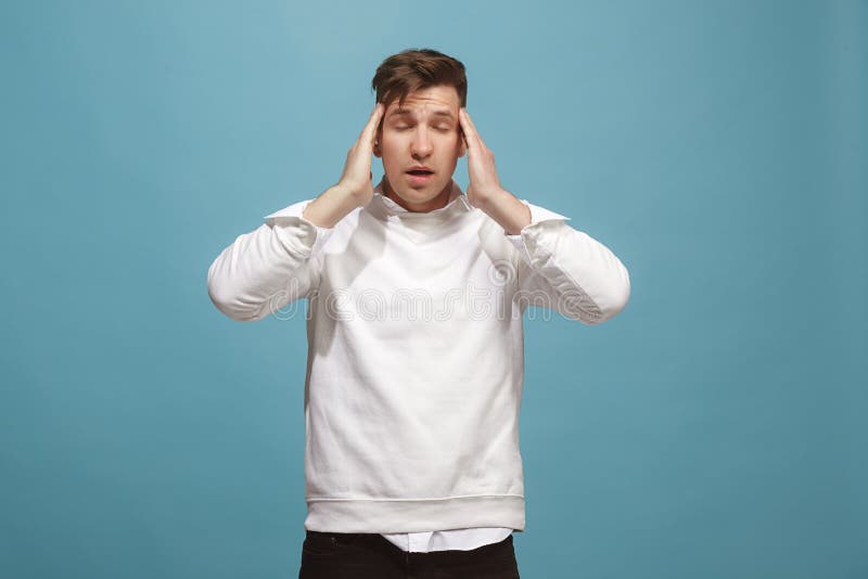 Homem que tem a dor de cabeça sobre o fundo imagem de stock Homem que tem a dor de cabeça sobre o fundo imagem de stock