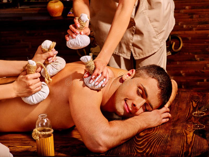 Homem que tem o tratamento dos termas de Ayurvedic foto de stock royalty free Homem que tem o tratamento dos termas de Ayurvedic foto de stock royalty free