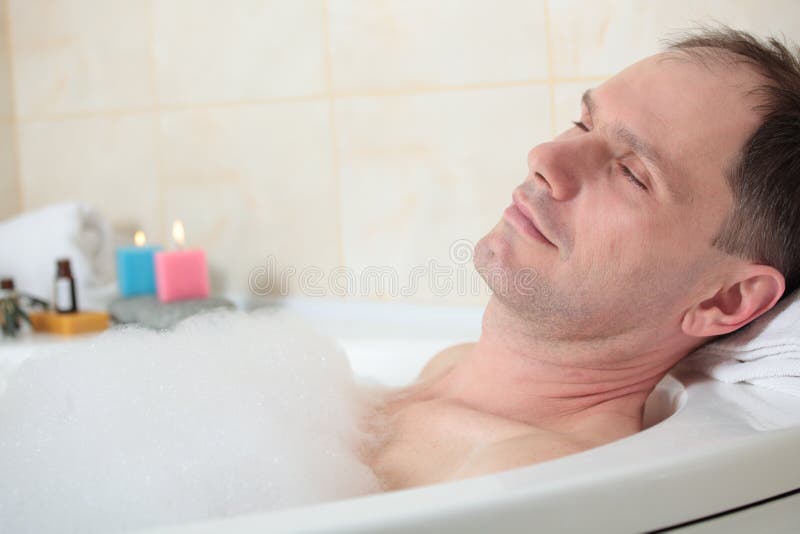 Homem que tem um banho imagem de stock royalty free Homem que tem um banho imagem de stock royalty free