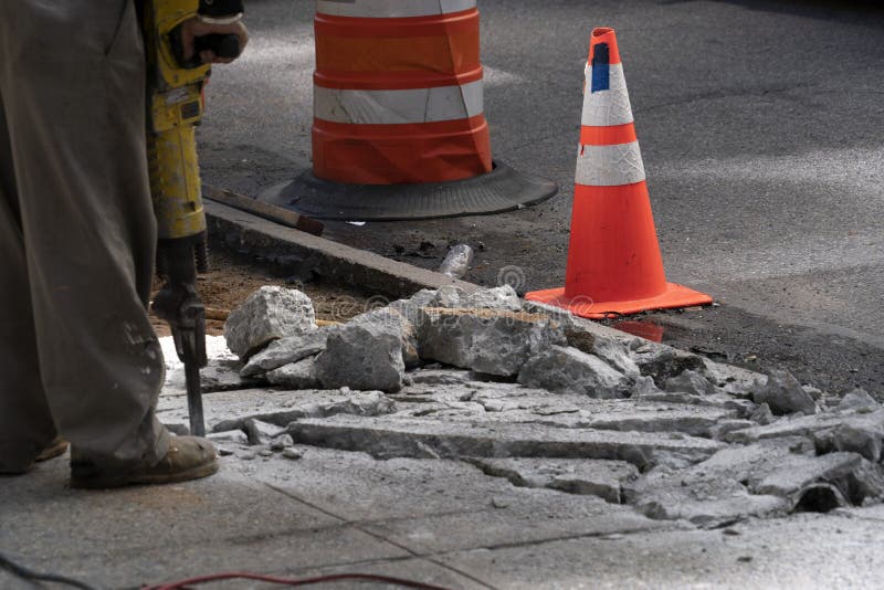 Homem que trabalha com o jackhammer na estrada fotos de stock Homem que trabalha com o jackhammer na estrada fotos de stock