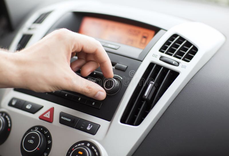 Homem que usa o sistema estereofônico audio do carro imagens de stock Homem que usa o sistema estereofônico audio do carro imagens de stock