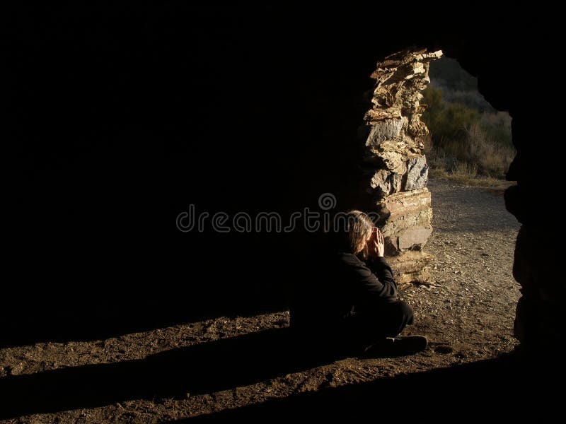Homem que vê a luz imagem de stock Homem que vê a luz imagem de stock