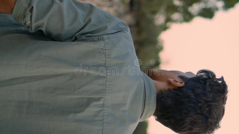 Homem relaxado andando na natureza do verão próximo. cara inspirado rolando na vertical