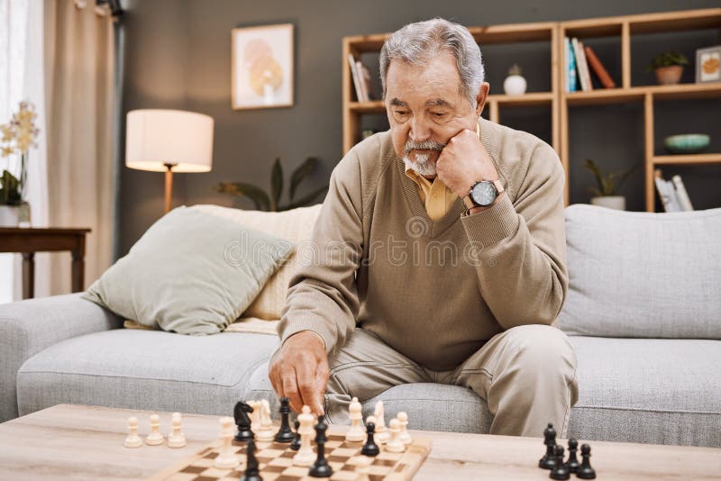 Homem de xadrez movendo uma peça e jogo de resolução de problemas de  estratégia ou pessoa jogando no tabuleiro de xadrez na competição  planejamento de escolha e mão no cavaleiro ou rei