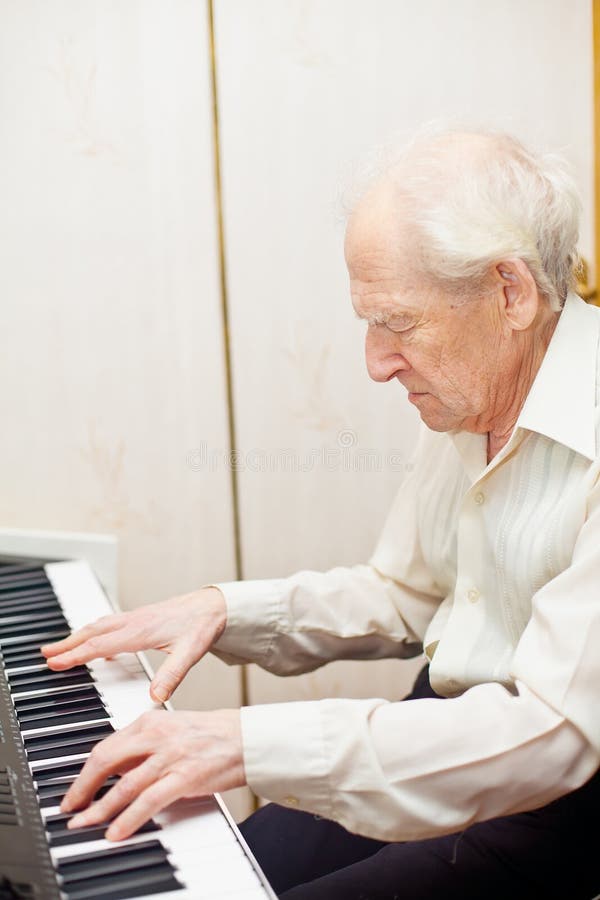 Homem Aprendendo Música Online Foto de Stock - Imagem de