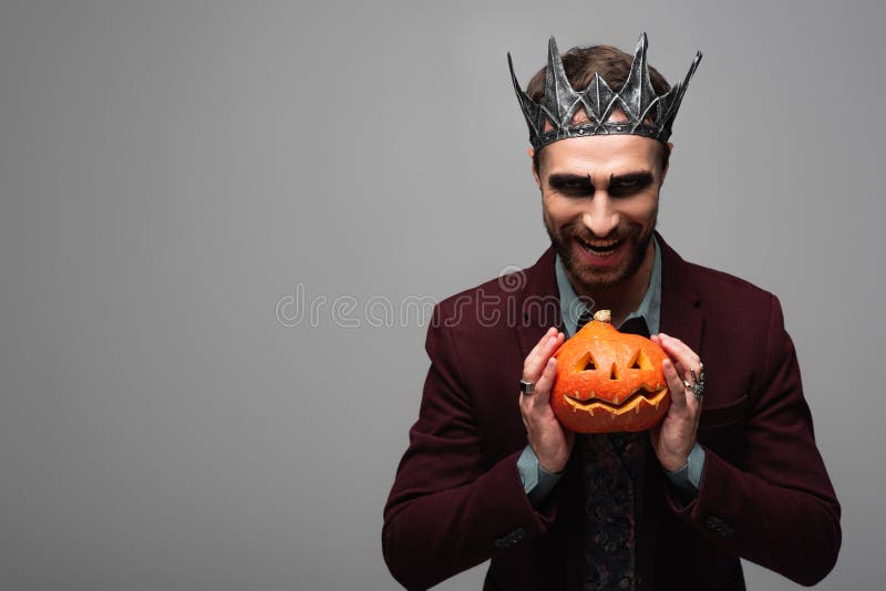 Homem Na Fantasia De Vampiro Rei Halloween Foto de Stock - Imagem de  arrepiante, caucasiano: 231325762