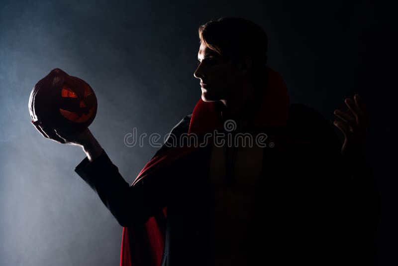 Homem Vampiro Halloween Fantasia Segurando Chicote Açoitamento