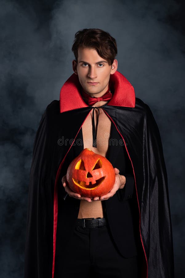 Homem Vampiro Halloween Fantasia Segurando Chicote Açoitamento